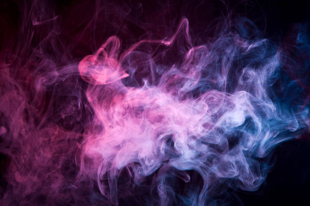 Cor rosa e azul fumaça em um fundo isolado preto. Antecedentes da fumaça da cuba
 - Foto, Imagem