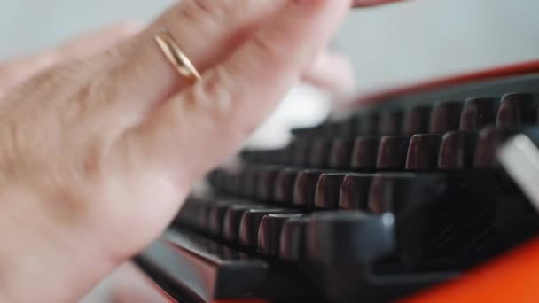 Γυναίκα χέρι πληκτρολογώντας σε κόκκινο κρασί γραφομηχανή - Πλάνα, βίντεο