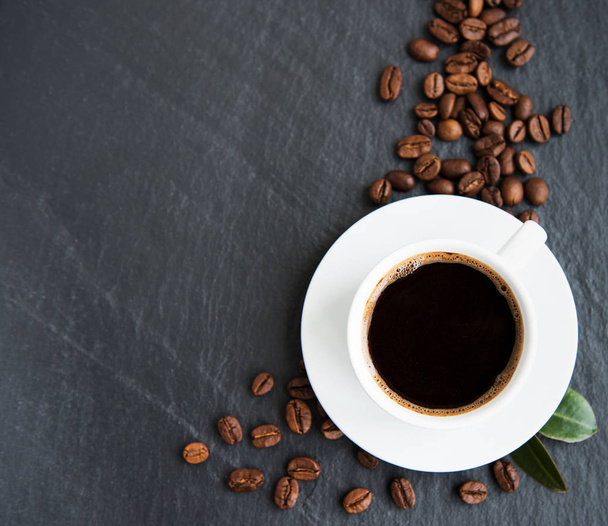 コーヒーとローストコーヒー豆のカップ - 写真・画像