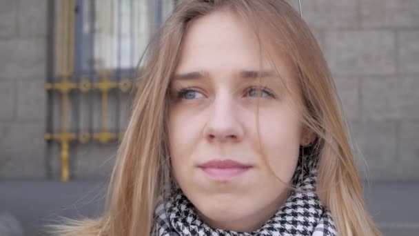 portré egy fiatal lányról - Felvétel, videó