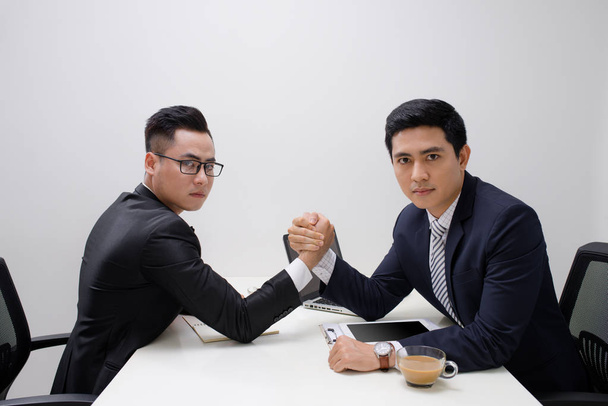 Deux hommes d'affaires en compétition bras de fer dans le bureau
 - Photo, image