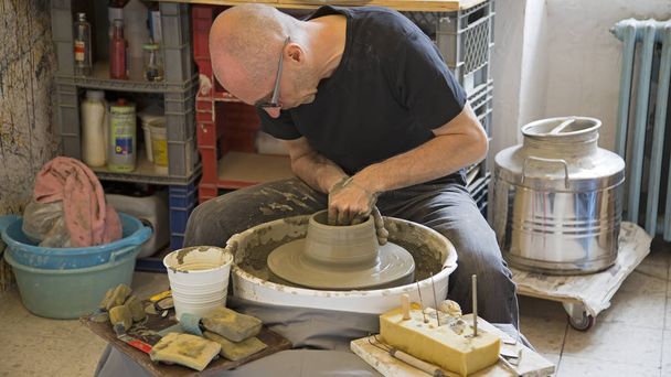 кераміст, що працює на гончарному колесі
 - Фото, зображення