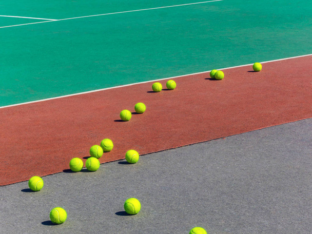 Yellow tennis balls on the tennis field. Big tennis - Zdjęcie, obraz