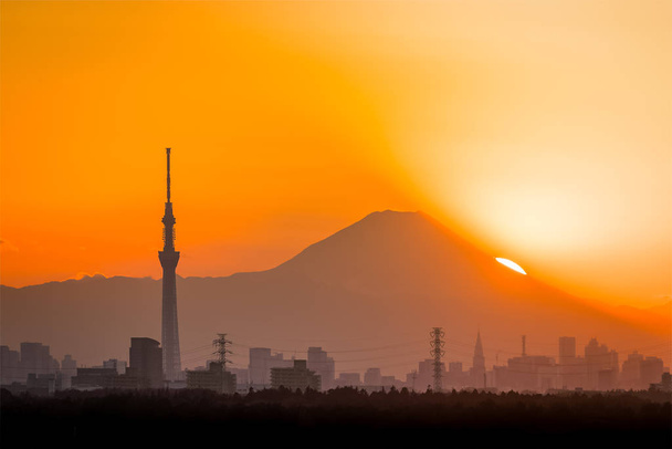 Hermoso paisaje urbano al atardecer de Tokio, hito de Tokyo Skytree y Fuji montañés en el atardecer de invierno
 - Foto, imagen