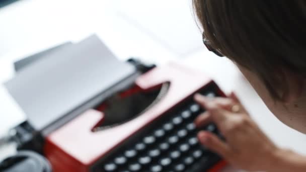 Ženská ruka psaní na červené retro psací stroj - Záběry, video