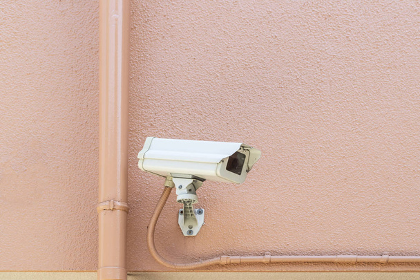 Caméra de vidéosurveillance sur le mur du bâtiment
 - Photo, image