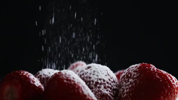 aspersión de panadero con fresas de azúcar en polvo
 - Metraje, vídeo