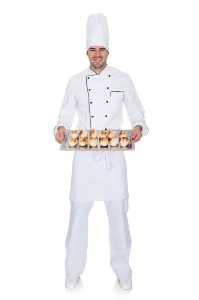 Portrait de boulanger heureux avec plateau
 - Photo, image