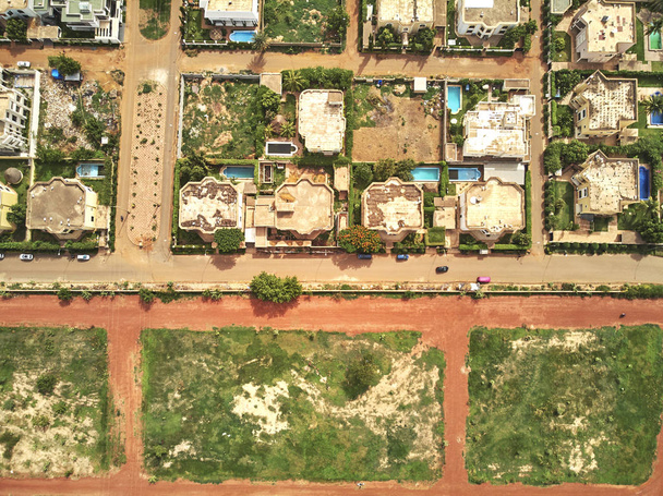 Bamako est la capitale et la plus grande ville du Mali avec une population de 1,8 million d'habitants. En 2006, on estimait qu'elle était la ville d'Afrique qui connaissait la croissance la plus rapide et la sixième au monde. Il est situé sur le fleuve Niger, près des rapides qui divisent le haut
 - Photo, image