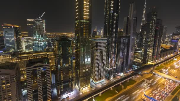 Éjszakai idő telik el a modern downtown Dubai. Blur road, nehéz dugóban autók - Felvétel, videó