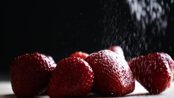 aspersión de panadero con fresas de azúcar en polvo
 - Metraje, vídeo