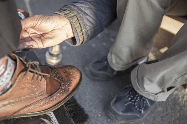Στίλβωση τα παπούτσια στο δρόμο - Φωτογραφία, εικόνα