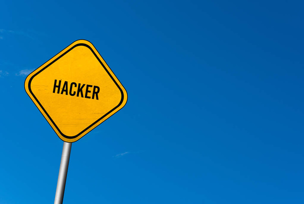 Hacker - signo amarillo con cielo azul
 - Foto, imagen