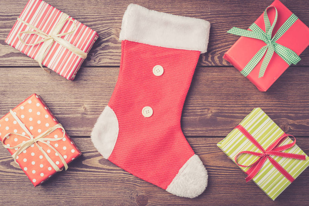 Χριστουγεννιάτικη κάλτσα με πολύχρωμο δώρο κουτιά - Φωτογραφία, εικόνα