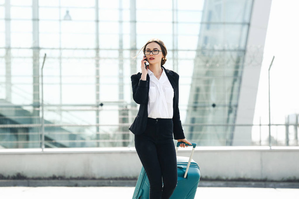 . Business woman at international airport moving to terminal gate for airplane travel trip - Mobility concept and aerospace industry flight connections - Zdjęcie, obraz