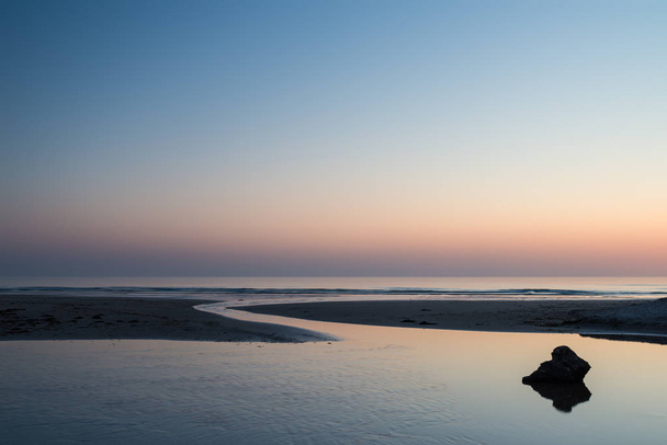 Upea värikäs elinvoimainen auringonnousu laskuveden rannalla maisema rauhallinen kohtaus
 - Valokuva, kuva