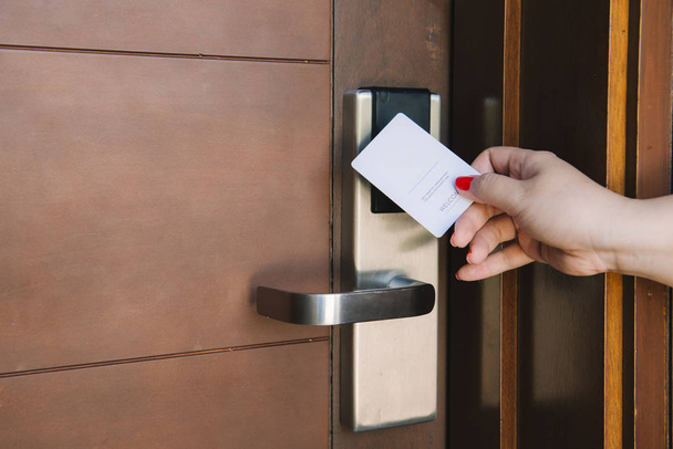 Jeune femme ouverture chambre d'hôtel serrure électronique avec carte à clé
 - Photo, image