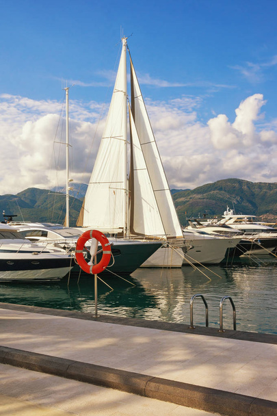 Mittelmeerhafen. montenegro, tivat, blick auf den luxuriösen jachthafen von porto montenegro in der adriatischen   - Foto, Bild