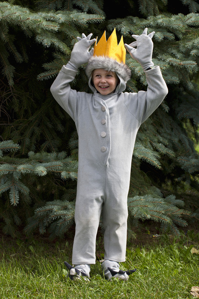 грайливий елементарний хлопчик у вишуканому костюмі
 - Фото, зображення