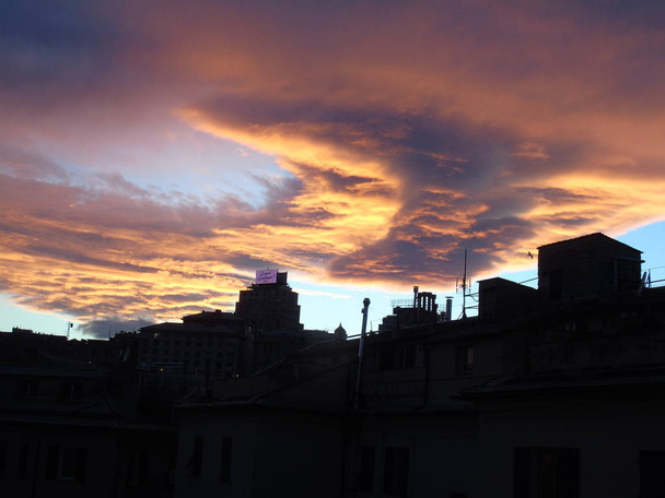Güzel gün batımı ve şehrin üzerinde inanılmaz bir drammatic gökyüzü - Fotoğraf, Görsel