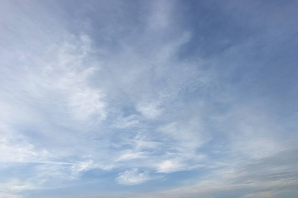Όμορφα σύννεφα σε φόντο μπλε του ουρανού. Σύννεφο ουρανό. Γαλάζιο του ουρανού με συννεφιά, φύση σύννεφο. Λευκά σύννεφα, γαλάζιο ουρανό και τον ήλιο - Φωτογραφία, εικόνα
