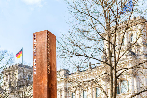 11 abril 2018 - Berlino, Germania: El Monumento al Muro de Berlín es el monumento central de la división alemana: se extiende a lo largo de 1,4 kilómetros de la antigua franja fronteriza. El monumento contiene la última pieza del Muro de Berlín
 - Foto, imagen