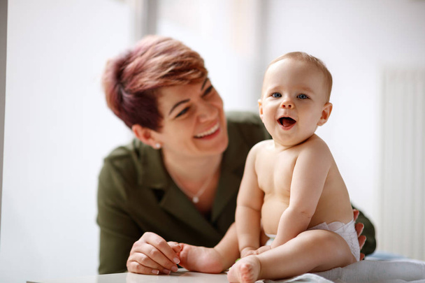 Happy smiling mother with lovely little son - Foto, Bild