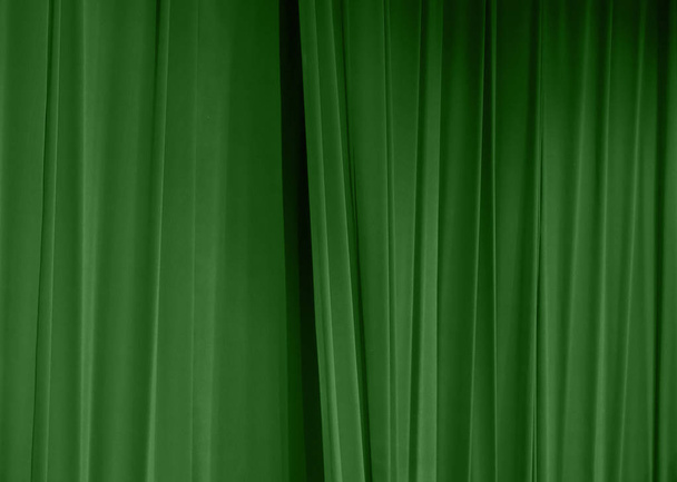 Dettagli di una tenda verde con pieghe verticali
 - Foto, immagini