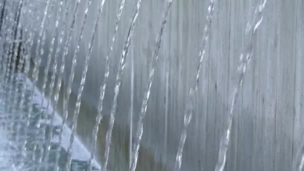 Stromen van water in de fontein, gelegen in de oude stadspark. - Video