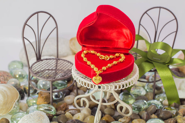 Zlaté srdce náramek Love šperky přírodní, čerstvé a pohodlné koncept. Minimální styl - Fotografie, Obrázek