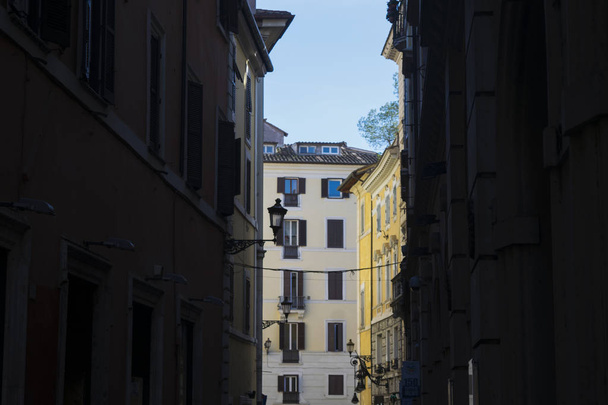 an alley in the historical centre of Rome with its old buildings - Foto, afbeelding