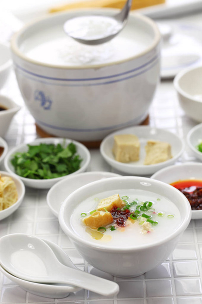congee, kiinalainen riisipuuro, kiinalainen perinteinen terveellinen aamiainen
 - Valokuva, kuva