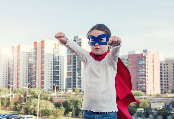 Superheld kind tegen stedelijke achtergrond - Foto, afbeelding