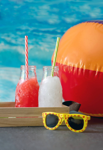 Wat is de beste drank op een warme zomerdag? bevroren slush drinkt in aardbei en limonade smaken. Non alcoholische voor de kinderen - Foto, afbeelding