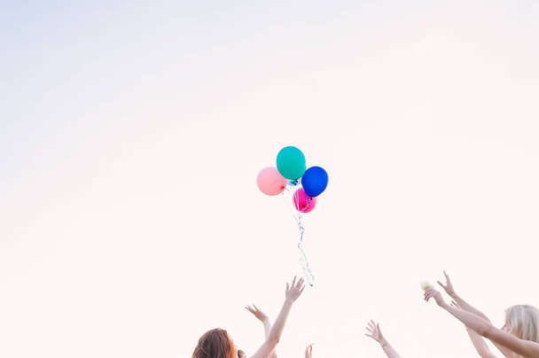 Merry γυναίκες αφήστε τον αέρα μπαλόνια πετούν στον ουρανό - Φωτογραφία, εικόνα