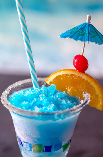 primer plano de una deliciosa bebida congelada llamada ballena azul, con hielo, limonada, vodka cítrico y azul curazao
 - Foto, imagen