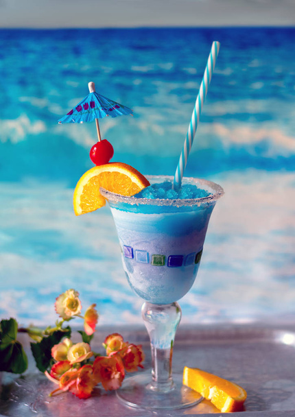 вкусный замороженный напиток называется синий кит, со льдом, лимонад, цитрусовая водка и кюрасао синий
 - Фото, изображение