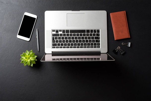 Рабочий стол с современным ноутбуком и аксессуарами
 - Фото, изображение