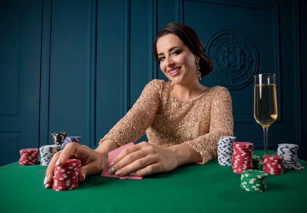 Young beautiful woman in casino - Foto, afbeelding