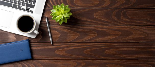 Portátil con accesorios de oficina en mesa de madera. Contexto empresarial
 - Foto, Imagen