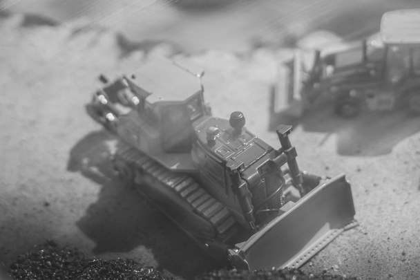 tractor de juguete en el paisaje de la minería del carbón
 - Foto, imagen