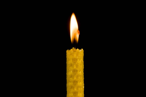 Świeca z wosku pszczelego, zbliżenie na Płonący ręcznie wykonane świeca z czarnym tłem - Zdjęcie, obraz