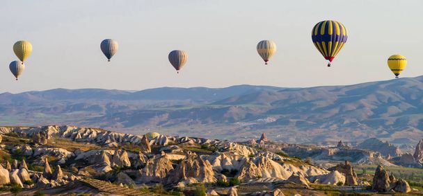 Heißluftballons bei Sonnenaufgang fliegen über Kappadokien, Türkei. - Foto, Bild