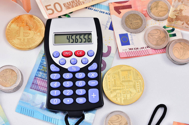 電卓ユーロ紙幣や硬貨と仮想のお金 - 写真・画像