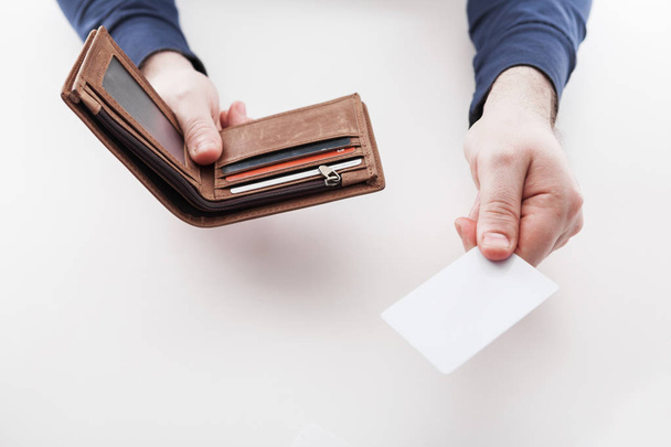 m-cüzdan ve kredi kartı ile takım elbiseli adam - Fotoğraf, Görsel
