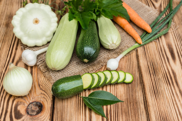 Les moelles de légumes mûries, les courgettes et les citrouilles de brousse sont préparées comme ingrédients pour la préparation d'aliments sains. Il peut être utilisé comme fond
 - Photo, image