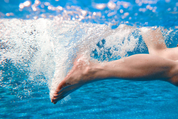 夏にプールで水中水泳男子足 - 写真・画像