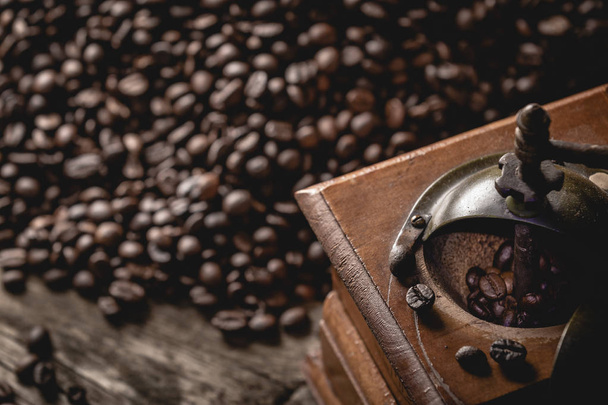 Zbliżenie vintage drewniane coffee mill z ziaren kawy w Młynie - Zdjęcie, obraz
