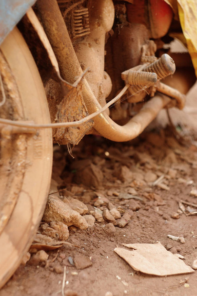 altes verlassenes Motorrad mit rostigen Bauteilen im Staub - Foto, Bild