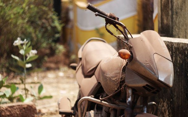 altes verlassenes Motorrad mit rostigen Bauteilen im Staub - Foto, Bild